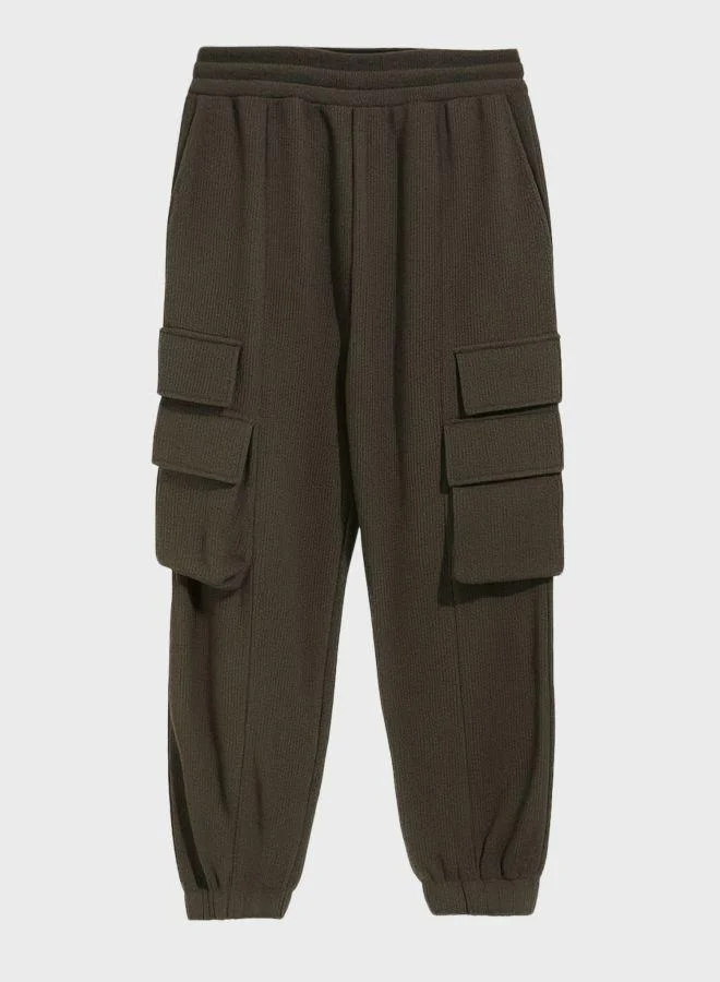The Indian Garage Co  Men Loose Fit Solid Cargo Pocket Mid-Rise Joggers for Men | Best Price UAE